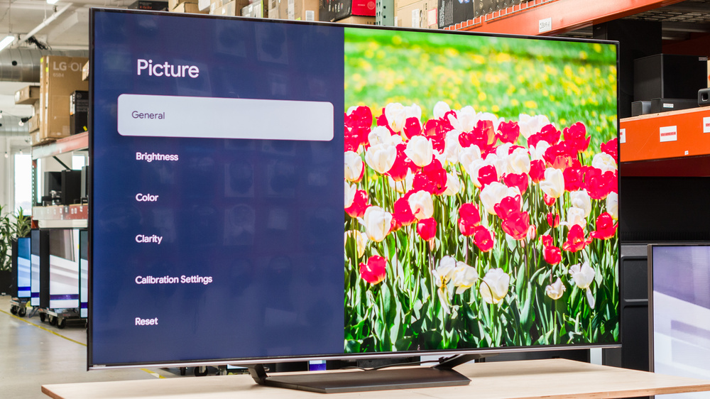 Hisense U7N TV showing 'Picture' settings menu (General selected) on left, with vibrant red and white tulips on right.